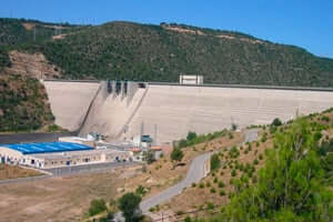 Culture et de l'aventure dans le réservoir de Rialb (réservoir Rialb Hidroelectrica Central)