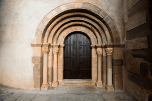 Un tomb per la història de Sant Feliu Sasserra (Portalada Esglesia Parroquial Sant Feliu Sasserra)