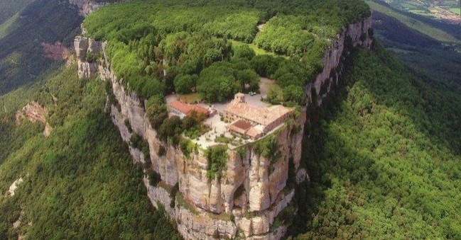 Réunion du sanctuaire de la Vierge del Faro à Susqueda