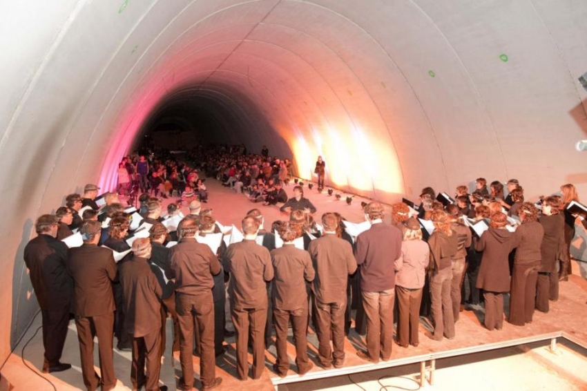 Concert sous le tunnel de l'autoroute à Cervera