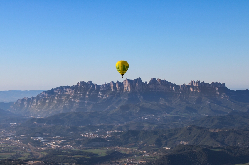 Discover Montserrat in a balloon with cava and breakfast