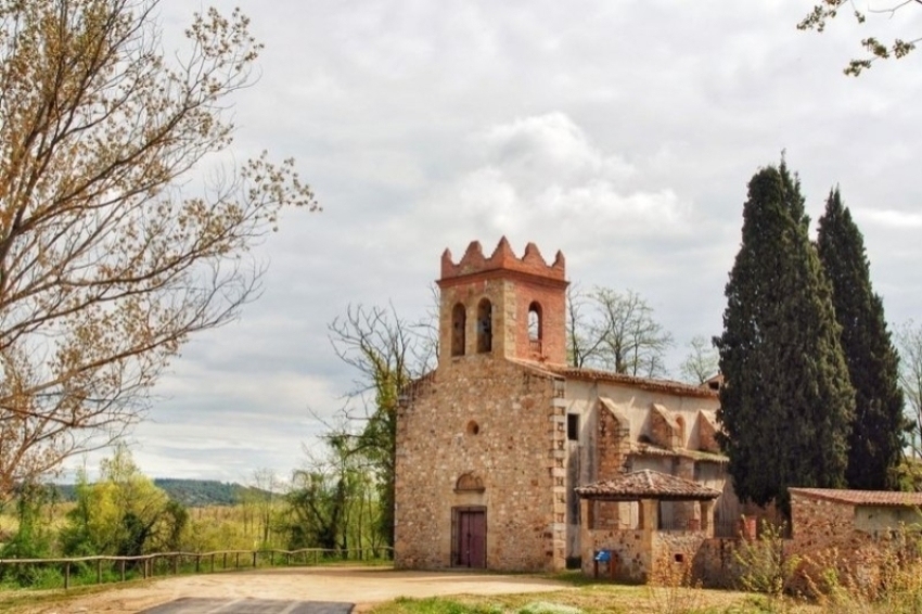 La vieille église et le mystérieux site qui la cache à Fogars