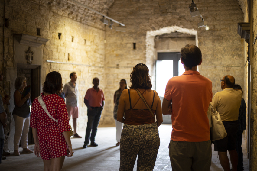 Visita guiada al Castell-Palau i al Nucli Antic de la Bisbal dEmpordà