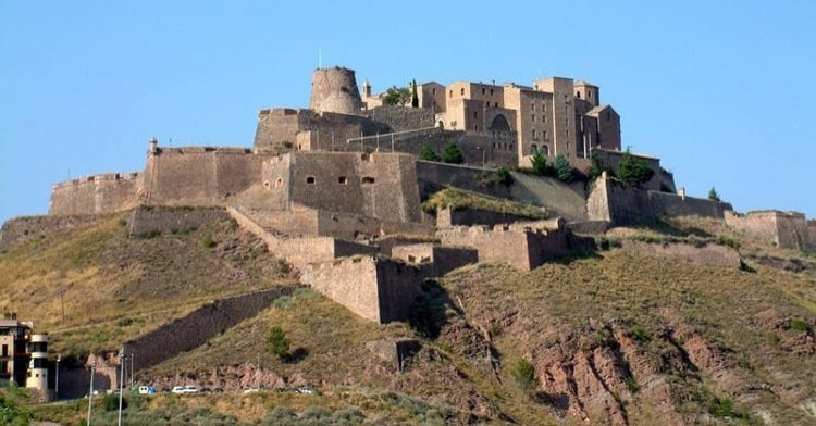 Catalogne, terre de châteaux