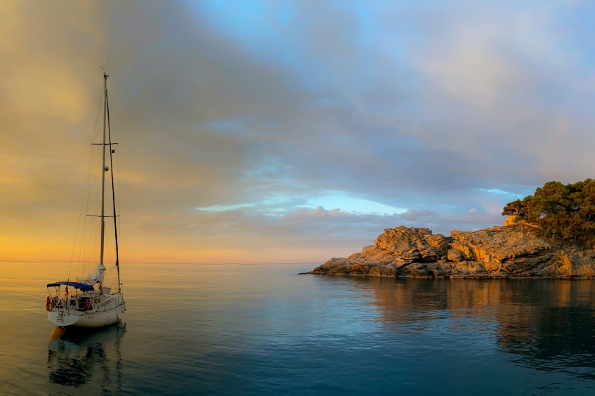 Explorar la Costa Brava a bordo de un barco de alquiler nunca había sido tan fácil