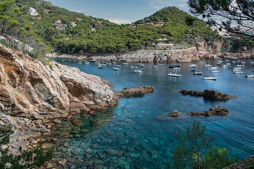 Lors d'une excursion en bateau le long de la Costa Brava