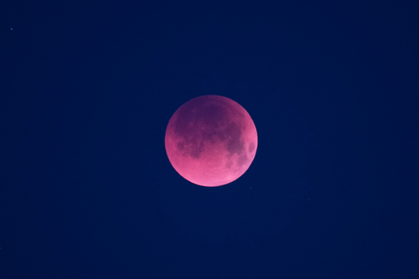Eclipse total de Luna en el castillo de Lladurs
