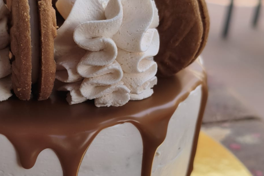 Atelier de gâteaux à étages végétaliens à Llançà