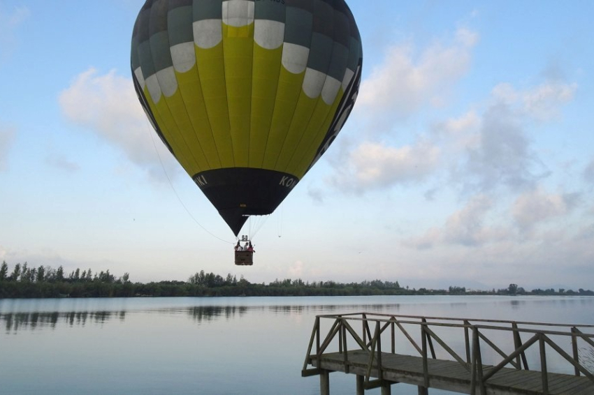 Faites un tour en montgolfière dans le delta de lÈbre avec Globus Kon-Tiki