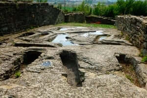 Ruta dels ibers ausetans (Esquerda Roda De Ter Poblat Iber Tombes Antropomorfiques)