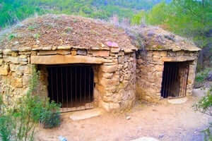 Tinas entre viñedos en el Pont de Vilomara i Rocafort (tinas Del Bleda)