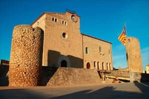 châteaux médiévaux dans les environs de Montgrí (Emporda Castle Bellcaire)