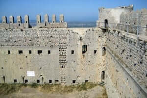 dans les environs de châteaux médiéval Montgrí (Intérieur du château de Montgri)
