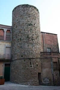 châteaux médiévaux dans les environs de Montgrí (Château Murs Vierges)
