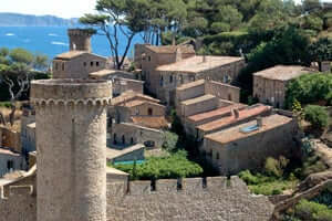 Une promenade à travers Tossa de Mar (vieille ville de Tossa De Mar)