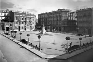 Hemingway in Tortosa (Plaza De La Obispo Republic Rubio Medrano)