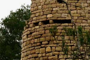 Un tomb per les obagues de Clariana (Castell De Clariana)