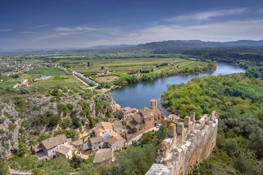 Water and life through the Ebro by electric car