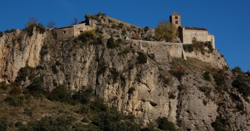 Castle-hare and Roc de Rumbau in Peramola