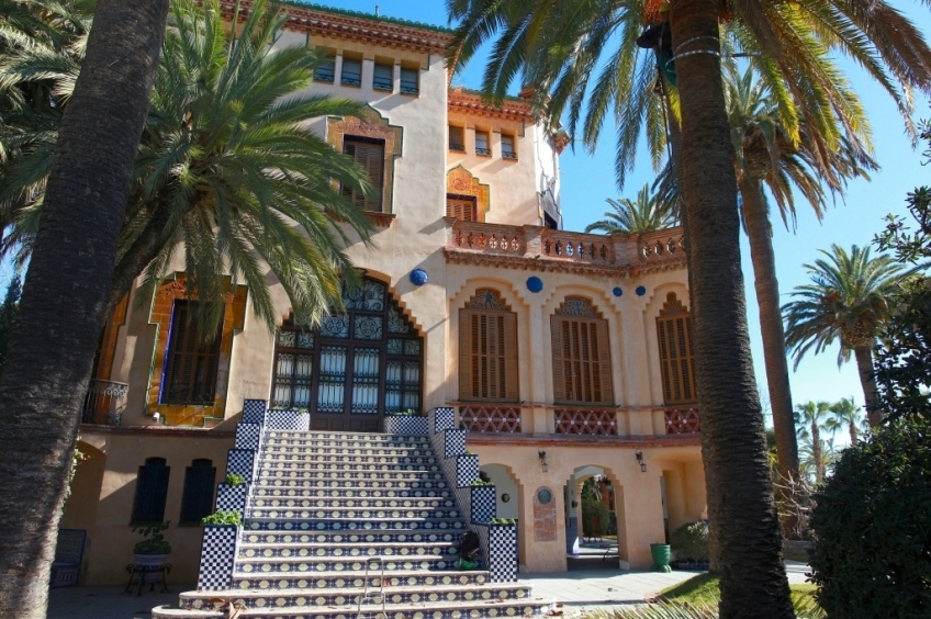 Walk through the Noucentista chalets of Salou