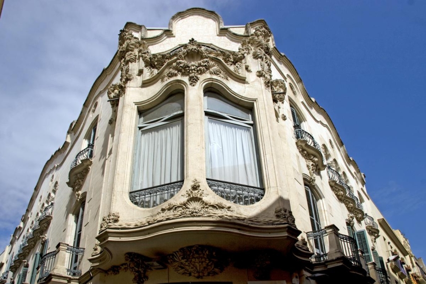 Perseguint tresors modernistes a l'Alt Penedès, el Garraf i el Baix Llobregat en cotxe elèctric