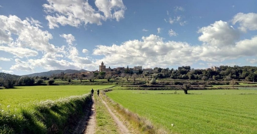 Route at the foot of the Gavarres in Madremanya