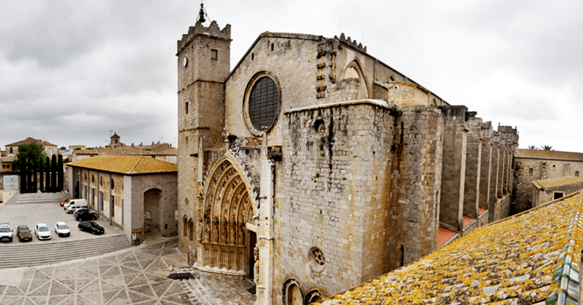 Monumental route through the historic center of Castelló d'Empúries