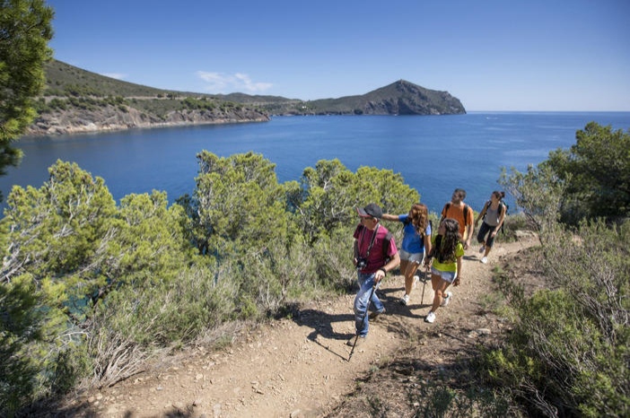 Route along the Camino de Ronda between Almadrava and Cala Montjoi