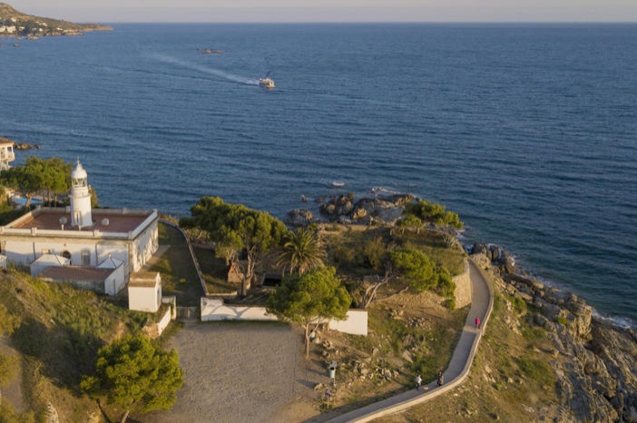 Ruta por el Camino de Ronda de Roses desde el faro a la playa de la Almadrava