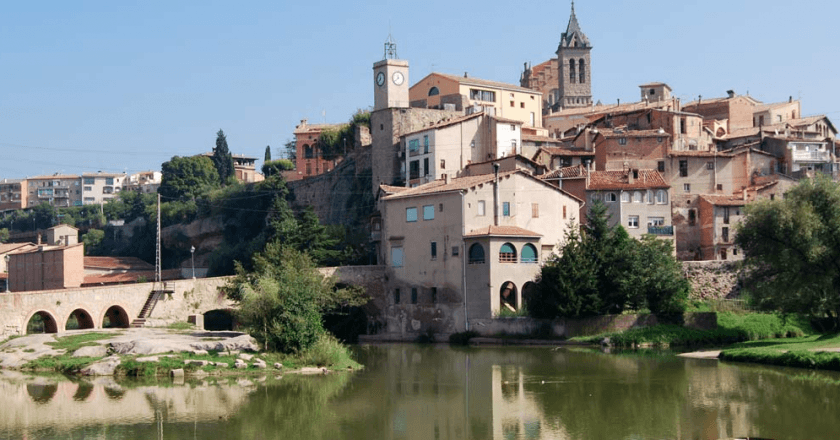 Route à travers le centre historique de Gironella