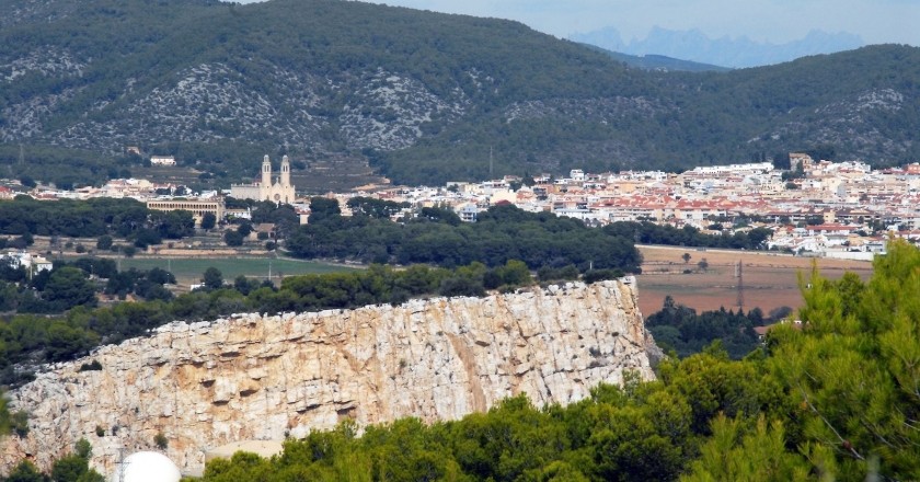 Route à travers Vilanova, le château de Miralpeix et Sant Pere de Ribes