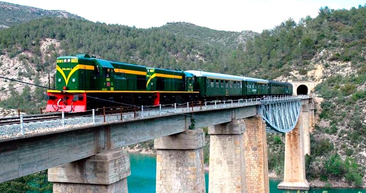 A trip in the Lakes' Train