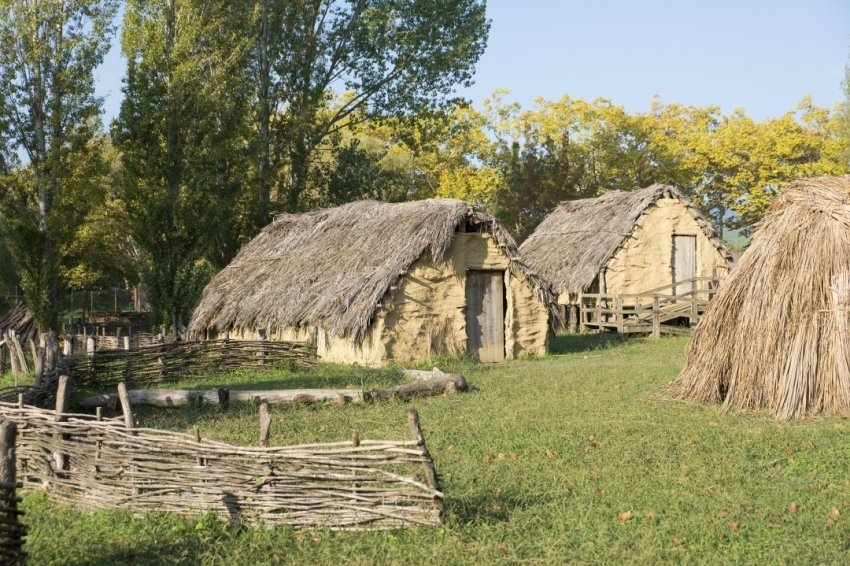 Visit to the Banyoles Draga Neolithic Park (Visita Neolitic Draga Banyoles Cabanes)
