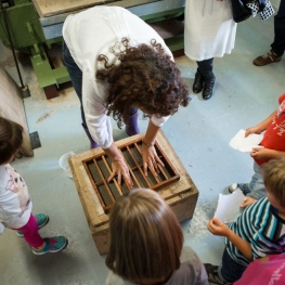 Actividad familiar 'Papel de trapos' en Banyoles