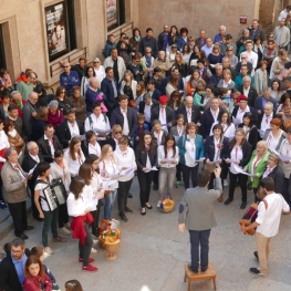 Cantada y bailada de Caramelles en Solsona