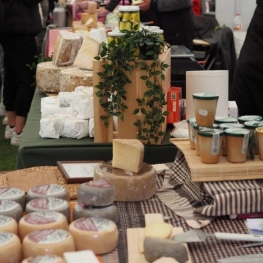 Vitrine des fromages artisanaux de Catalogne à Sort