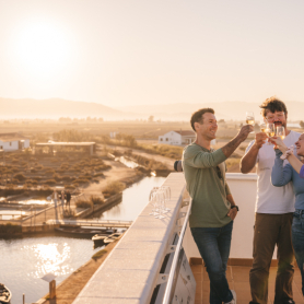 Puesta de sol entre flamencos en MónNatura Delta de l'Ebre