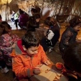 Taller de Prehistoria para niños en las Cuevas de la Espluga&#8230;