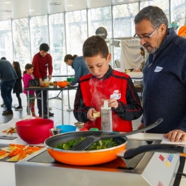 Family workshop "La cuina en joc" in Món Sant Benet