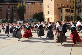 Caramelles chantant et dansant à Gelida