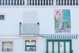 Exposition d'art et de fleurs sur les balcons d'Alcanar