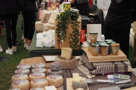 Vitrine des fromages artisanaux de Catalogne à Sort