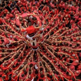 Live the emotion of the human towers and the human towers in&#8230;