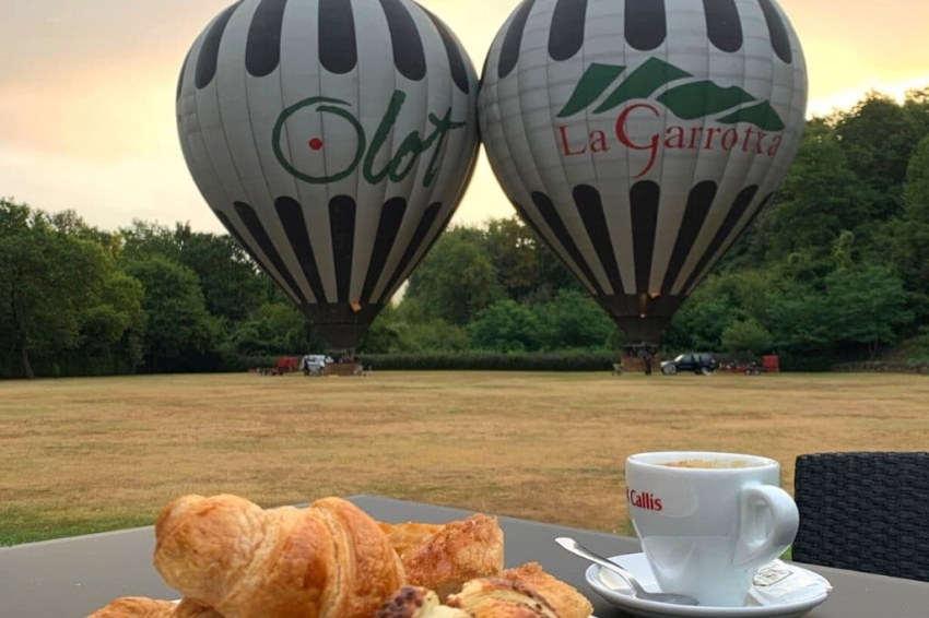 Vol en montgolfière dans la Garrotxa avec Vol de Coloms! (Cafe I Pastes Abans Del Vol En Globus A La Garrotxa)