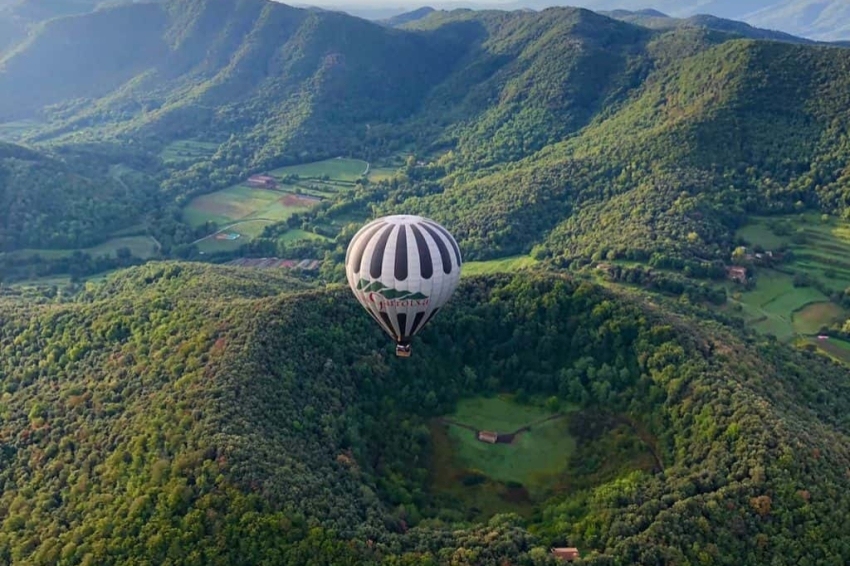 Vol en montgolfière dans la Garrotxa avec Vol de Coloms! (Volca Santa Margarida Vol En Globus A La Garrotxa)