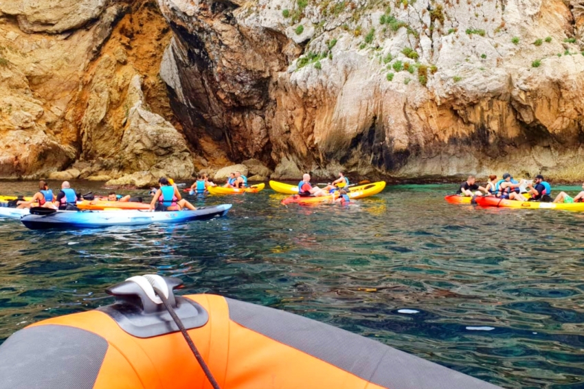 Escoles: Dia actiu al Parc Natural del Montgrí, Illes Medes i el Baix Ter (El Kayak A Les Illes Medes Des De La Zodiac Www.medaqua 2_)