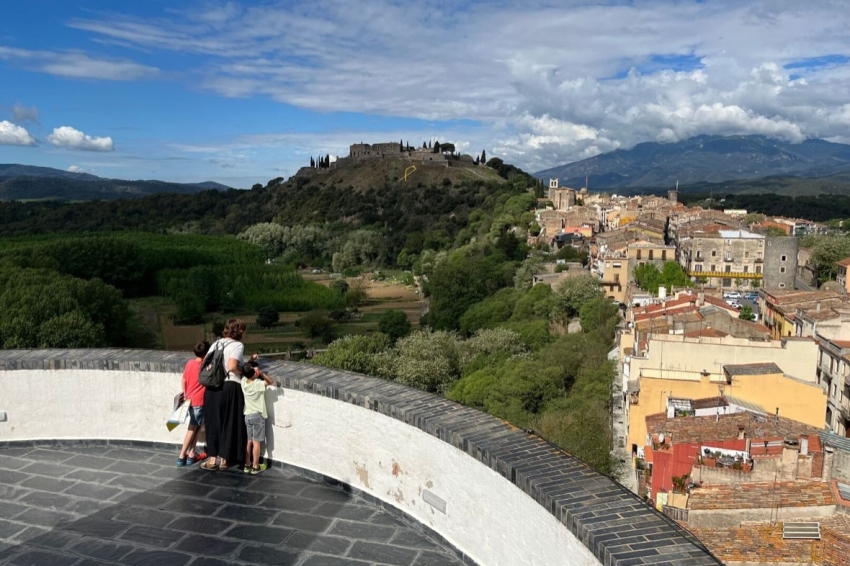 Visit with key to the medieval complex of Hostalric (Mamma Proof_clau_2._)