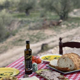 Petit-déjeuner champêtre et dégustation dhuile au milieu&#8230;