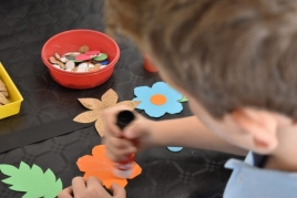 Taller de flors de suro amb motiu de Sant Jordi