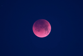 Eclipse total de Luna en el castillo de Lladurs